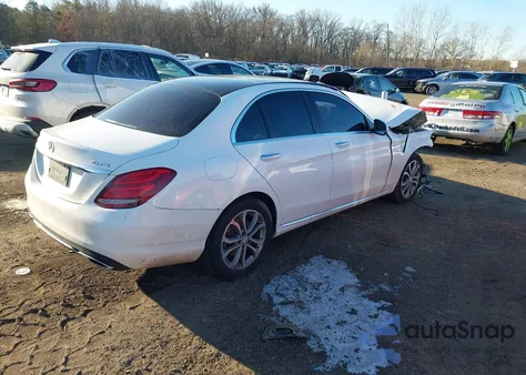 2015 Mercedes-Benz C 300 4Matic z USA, uszkodzony, nr VIN 55SWF4KBXFU081919